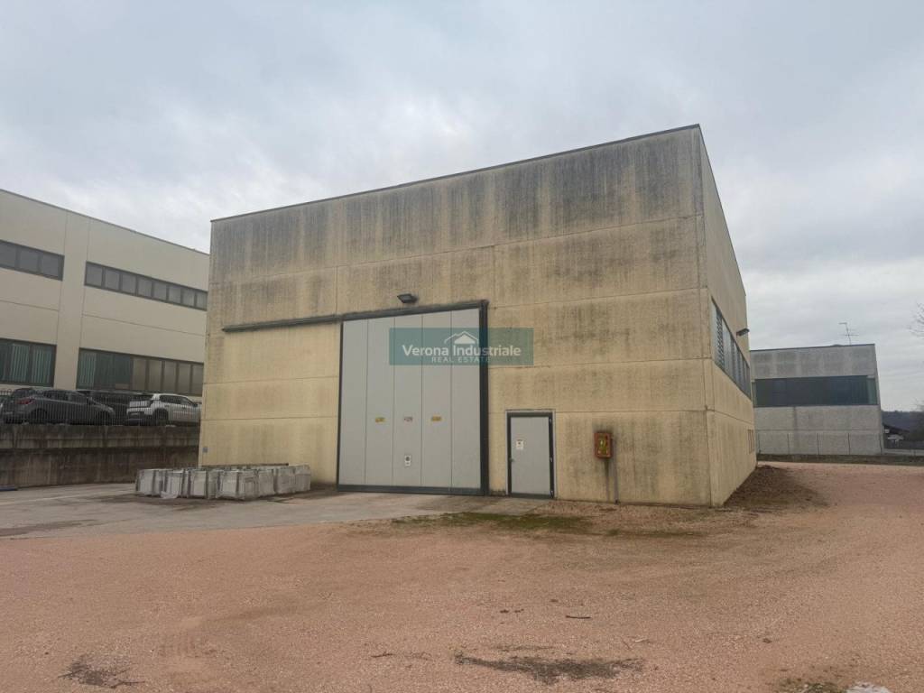 locale commerciale in affitto a Caprino Veronese