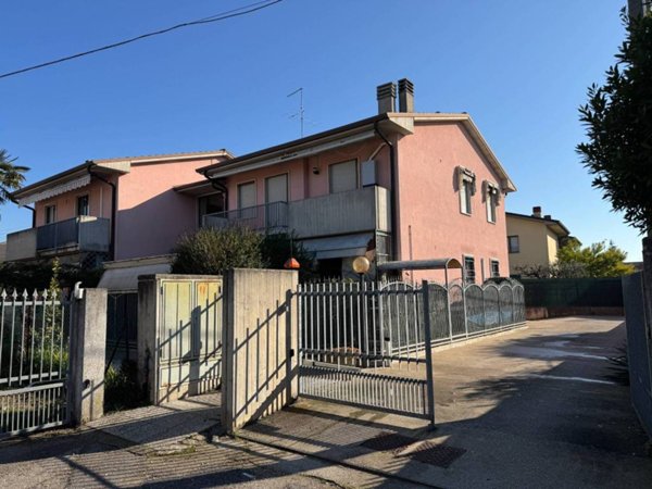 appartamento in affitto a Castel d'Azzano in zona Azzano