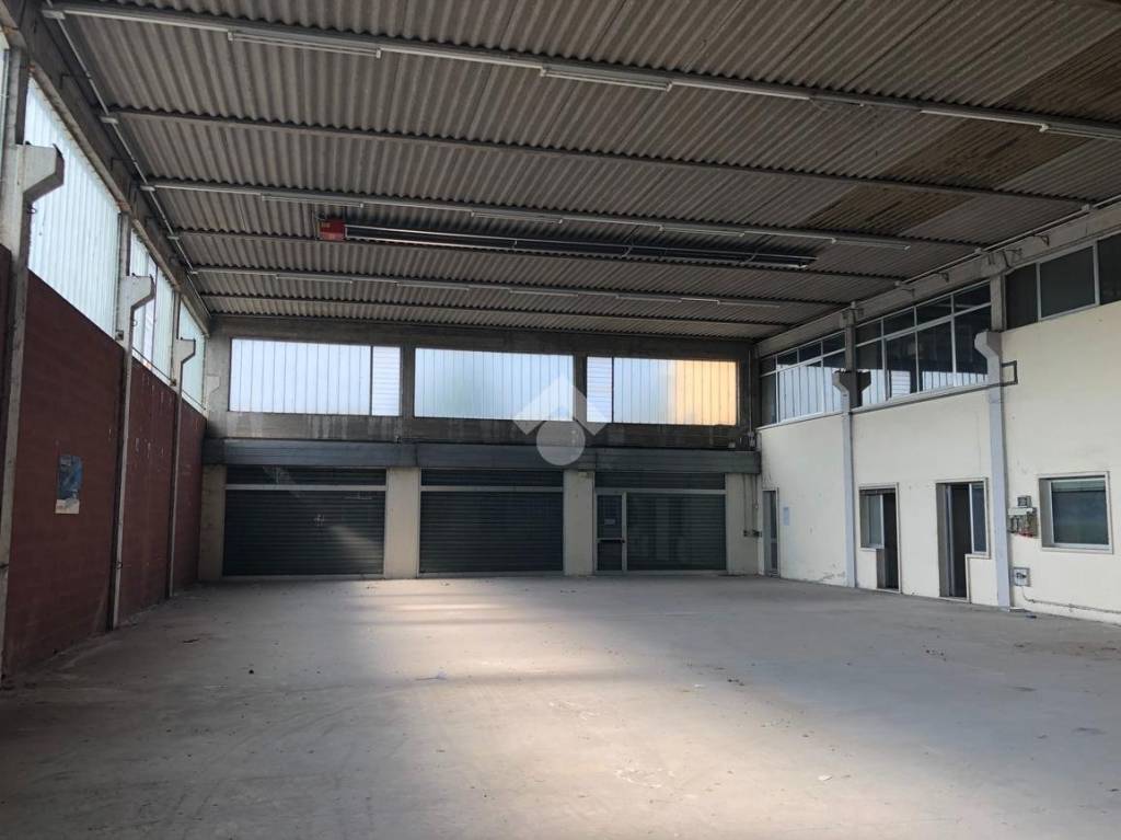 locale commerciale in affitto a Castel d'Azzano in zona Azzano