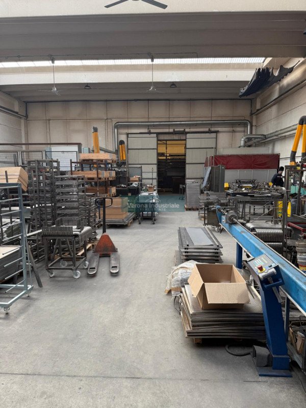 capannone in affitto a Castel d'Azzano in zona Beccacivetta