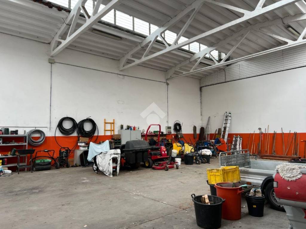 locale commerciale in affitto a Castel d'Azzano in zona Azzano