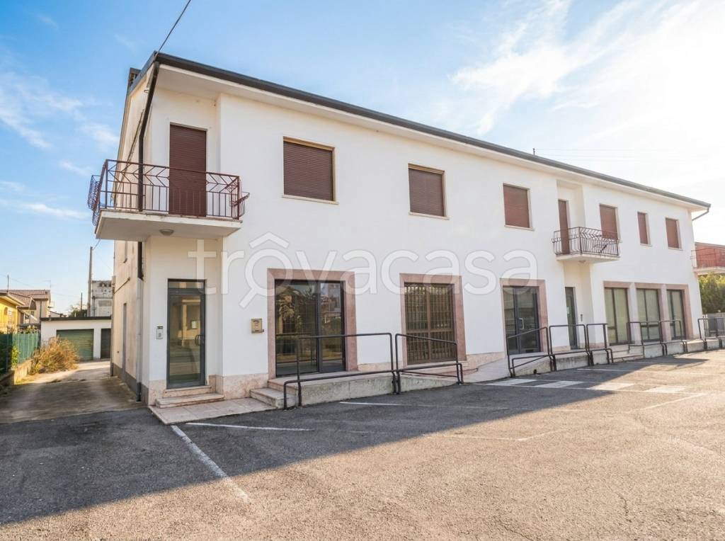 ufficio in affitto a Castel d'Azzano in zona Forette