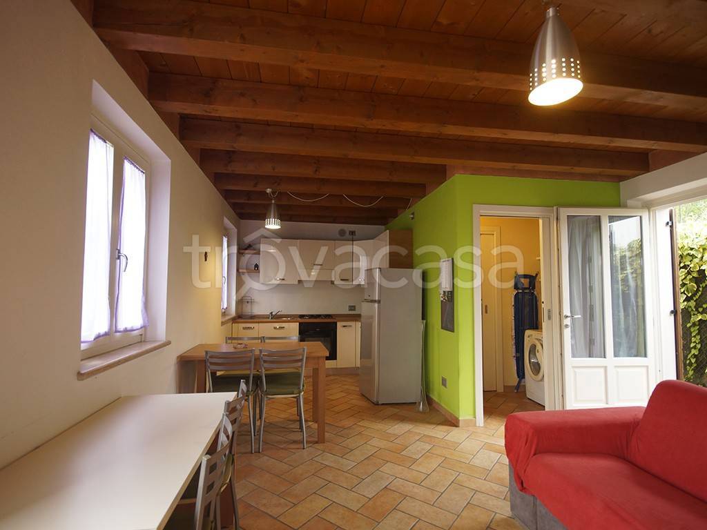 appartamento in affitto a Castelnuovo del Garda in zona Sandrà
