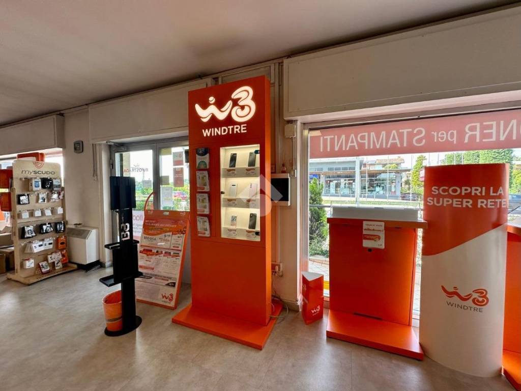 negozio in affitto a Castelnuovo del Garda in zona Cavalcaselle
