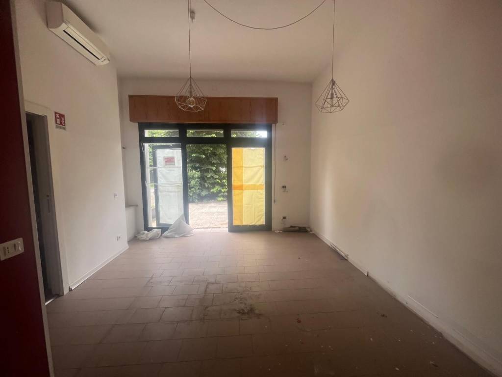 negozio in affitto a Colognola ai Colli in zona Pieve