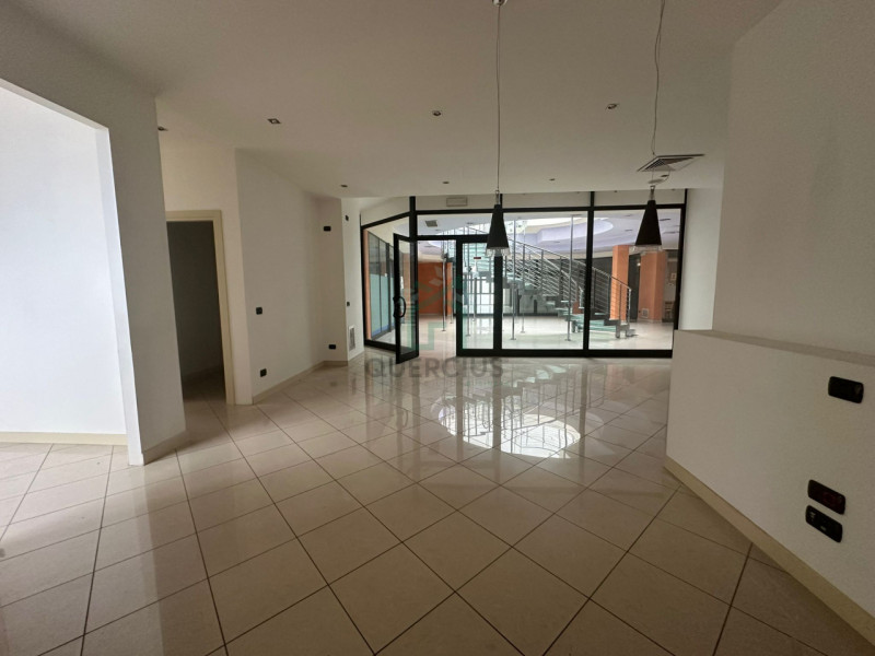 negozio in affitto a Colognola ai Colli