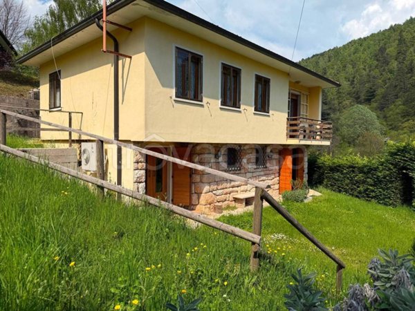 casa indipendente in affitto a Ferrara di Monte Baldo