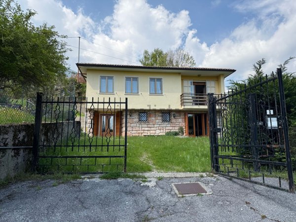 casa indipendente in affitto a Ferrara di Monte Baldo