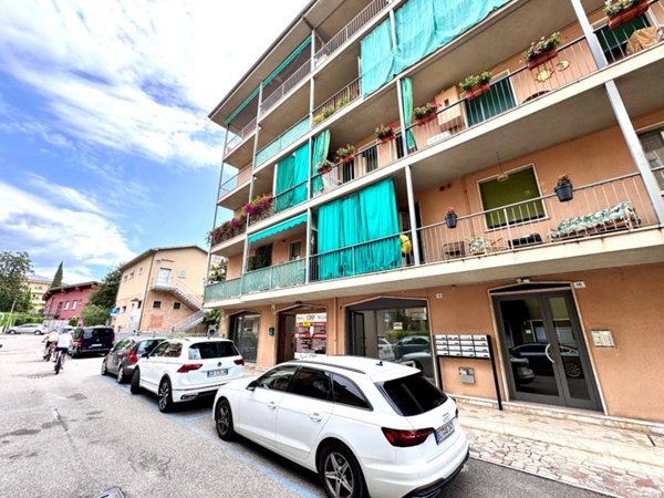 negozio in affitto a Garda