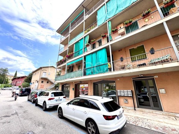 negozio in affitto a Garda