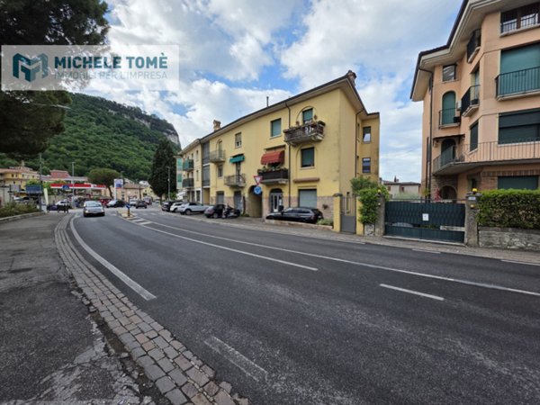 negozio in affitto a Garda