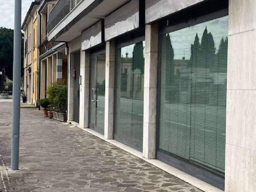 negozio in affitto ad Isola della Scala