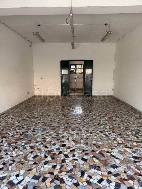 negozio in affitto ad Isola della Scala in zona Pellegrina