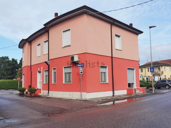 negozio in affitto ad Isola della Scala in zona Tarmassia