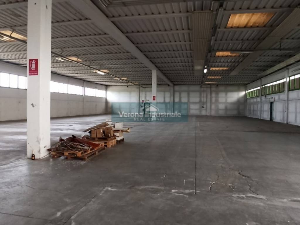locale commerciale in affitto ad Isola Rizza