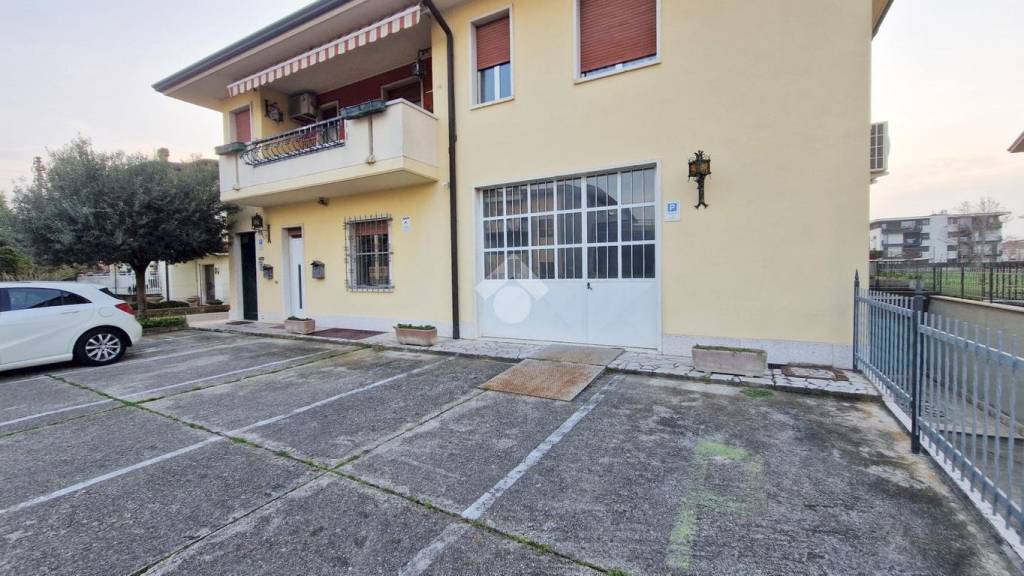 negozio in affitto a Lavagno in zona Vago