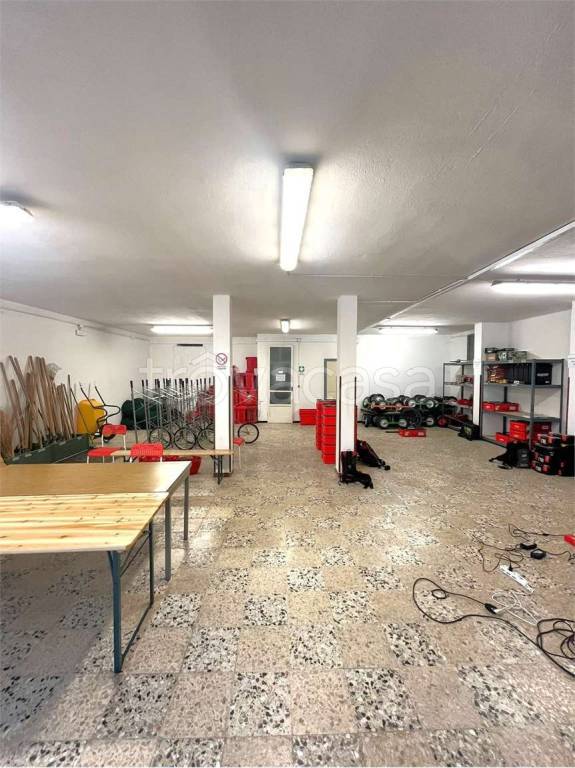 locale commerciale in affitto a Lavagno in zona Vago