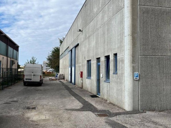 locale commerciale in affitto a Lavagno in zona Vago