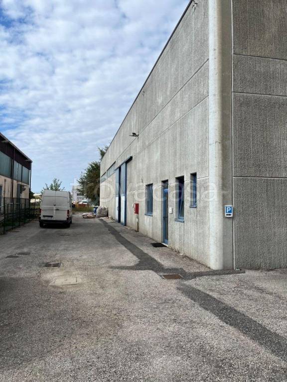 locale commerciale in affitto a Lavagno in zona Vago