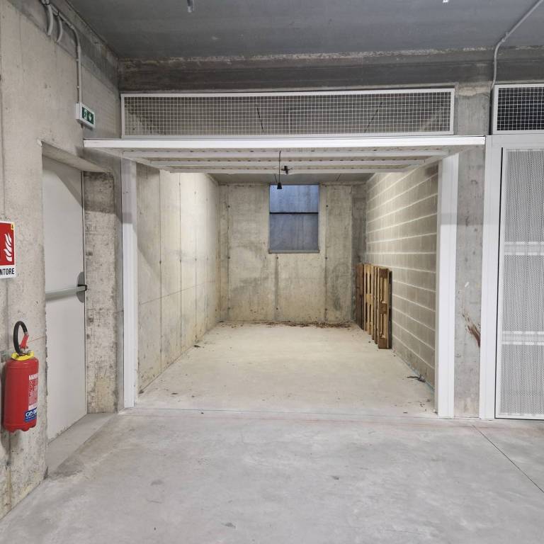 locale di sgombero in affitto a Lazise