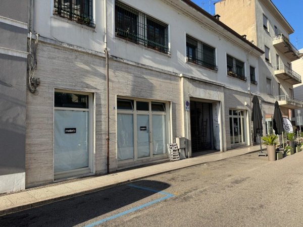 negozio in affitto a Legnago in zona Porto