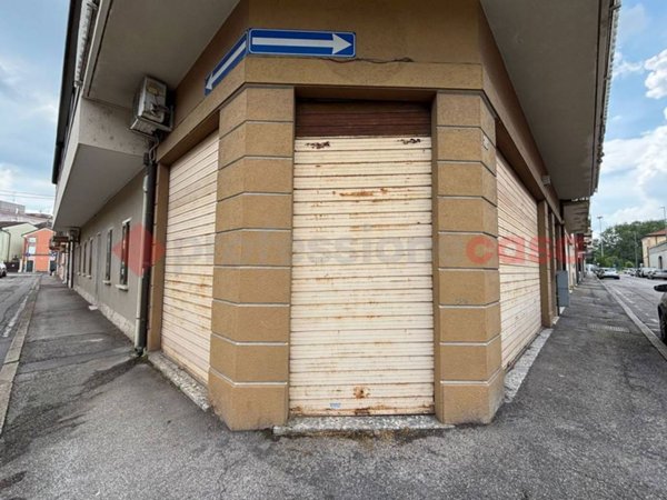 negozio in affitto a Legnago in zona Porto