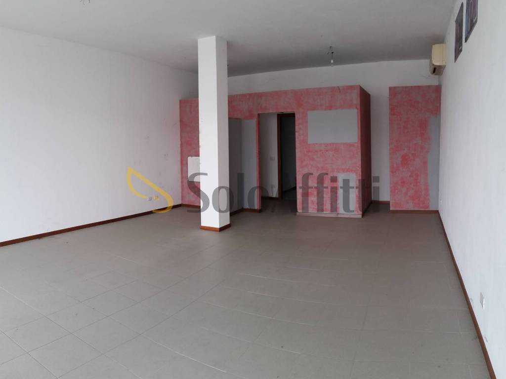 negozio in affitto a Legnago in zona Terranegra