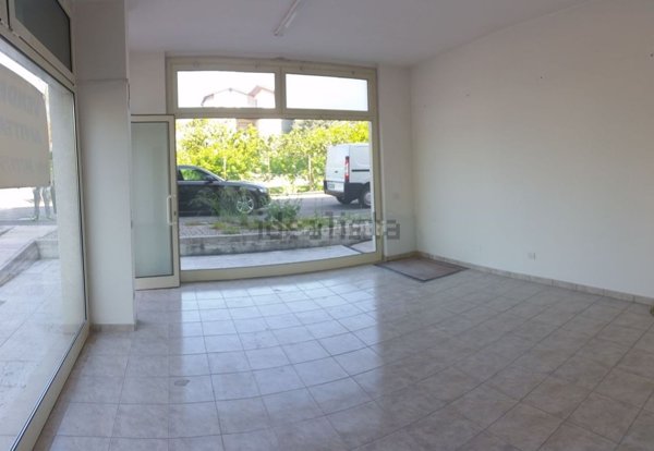 negozio in affitto a Legnago in zona Terranegra