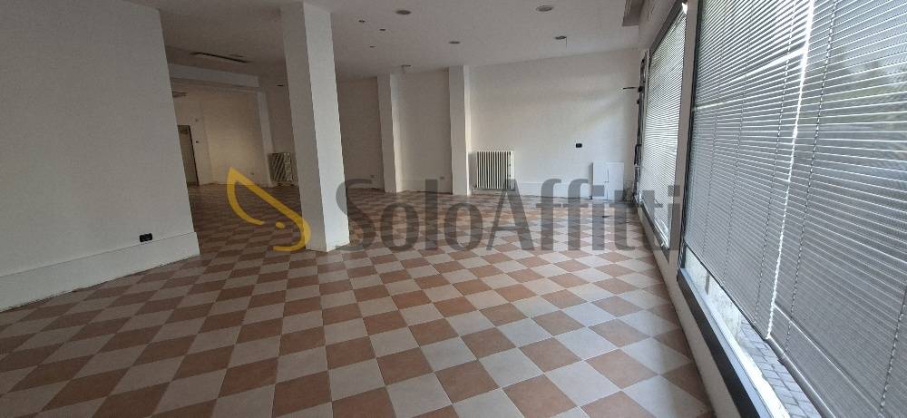 negozio in affitto a Legnago in zona Porto