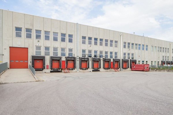 locale di sgombero in affitto a Nogarole Rocca