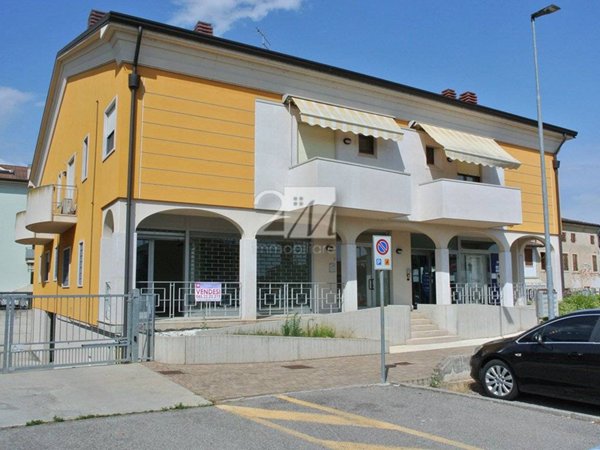 negozio in affitto a Nogarole Rocca in zona Pradelle