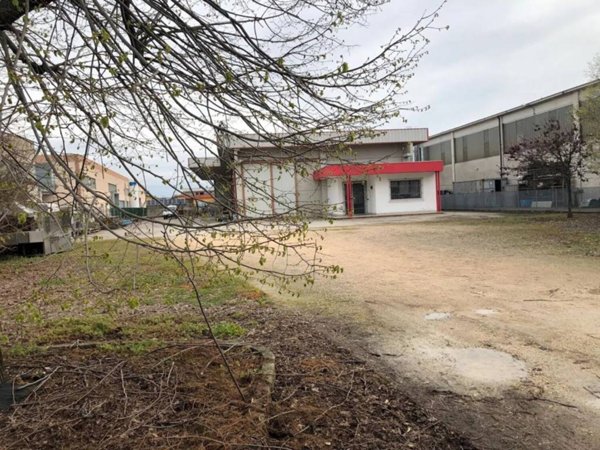 locale commerciale in affitto ad Oppeano in zona Vallese