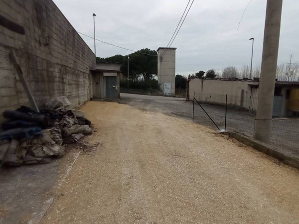 locale commerciale in affitto ad Oppeano in zona Vallese