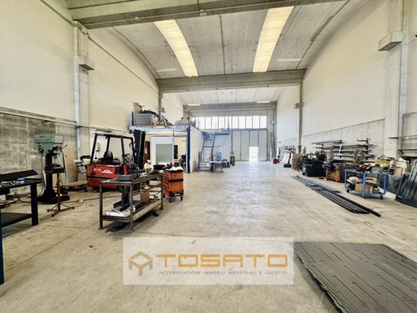 locale commerciale in affitto ad Oppeano in zona Vallese
