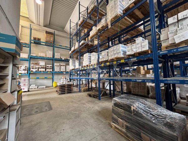 locale commerciale in affitto a Pastrengo