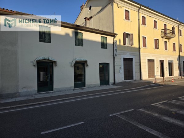 negozio in affitto a Pastrengo in zona Piovezzano