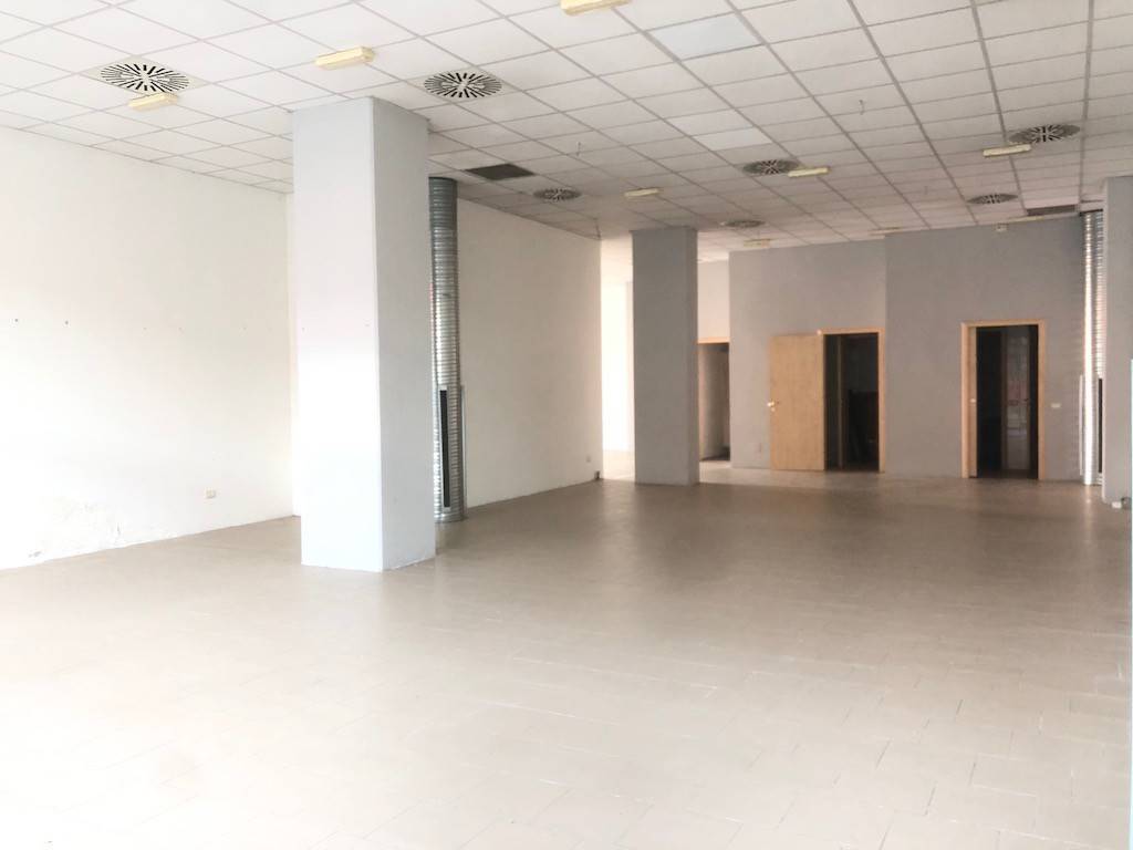 negozio in affitto a Pescantina in zona Ospedaletto