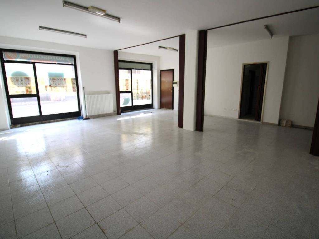 negozio in affitto a Pescantina