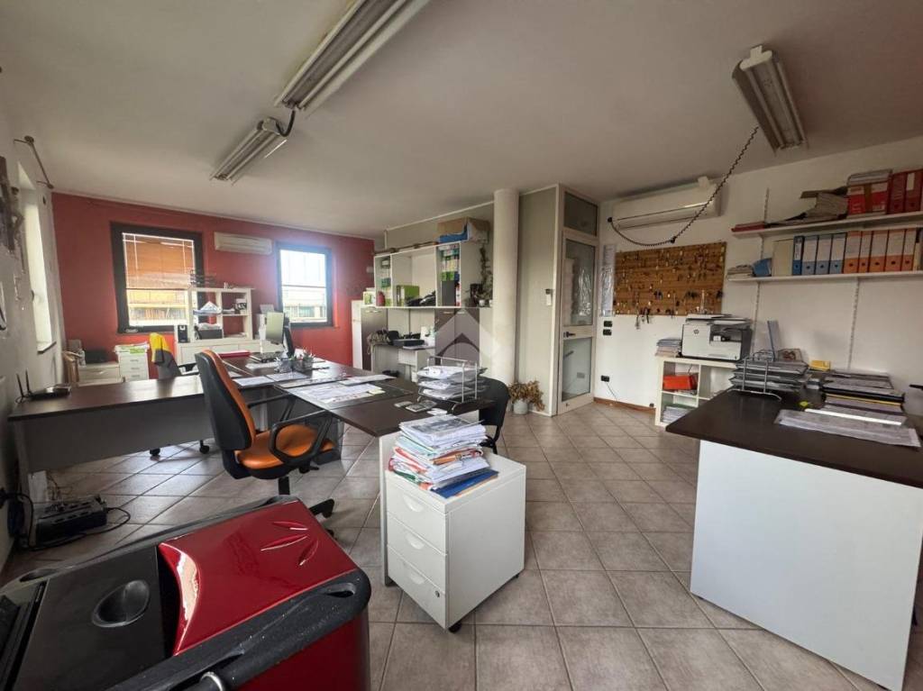 ufficio in affitto a Pescantina in zona Settimo