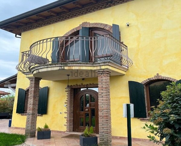 casa indipendente in affitto a Pescantina