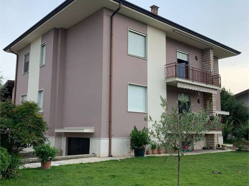 casa indipendente in affitto a Peschiera del Garda