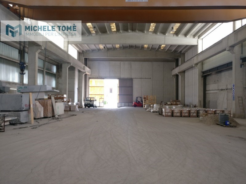 locale commerciale in affitto a Peschiera del Garda
