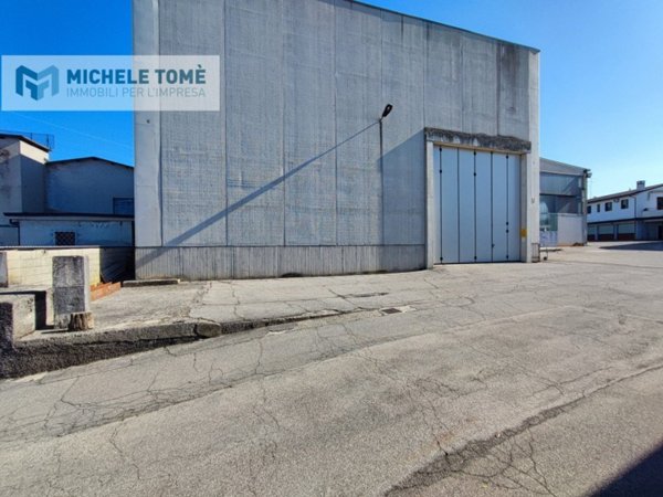 locale commerciale in affitto a Peschiera del Garda