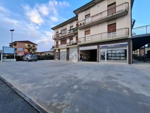 locale commerciale in affitto a Peschiera del Garda