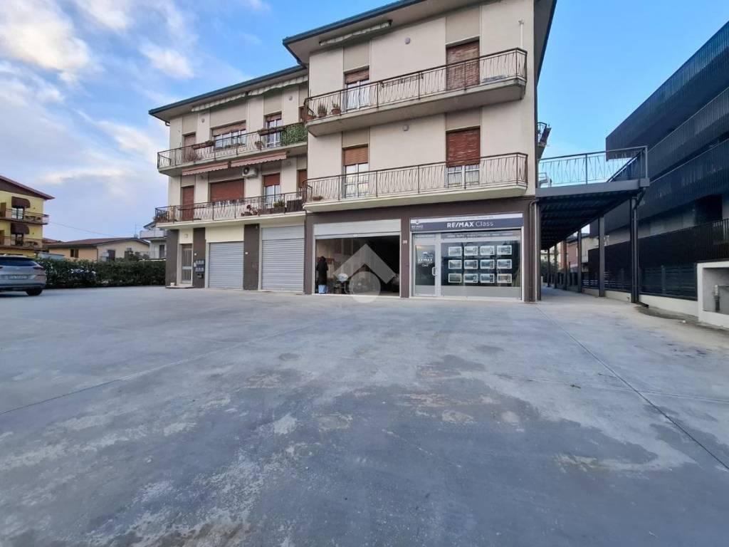 negozio in affitto a Peschiera del Garda