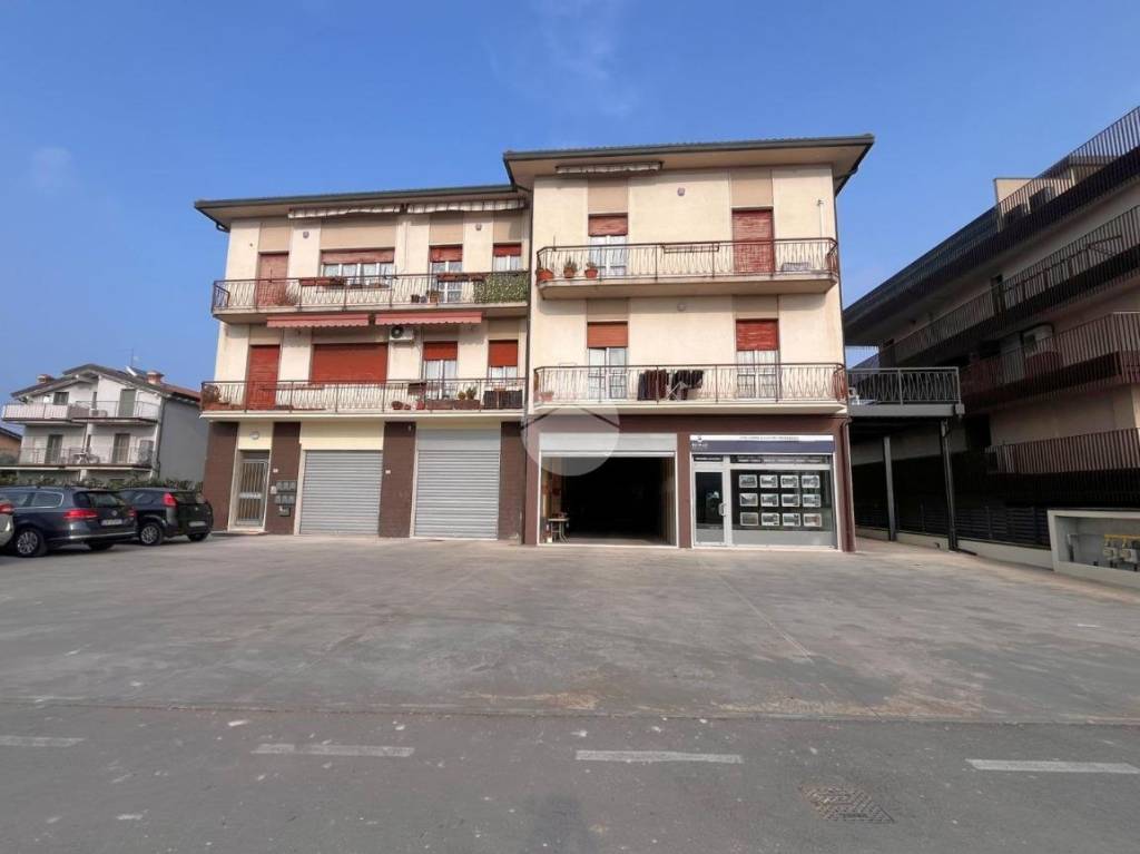 negozio in affitto a Peschiera del Garda