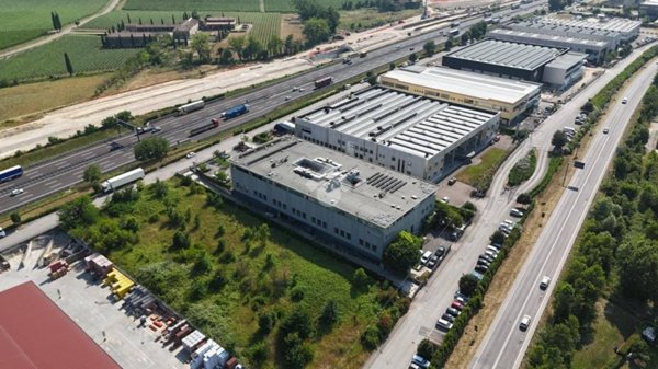 locale commerciale in affitto a Peschiera del Garda