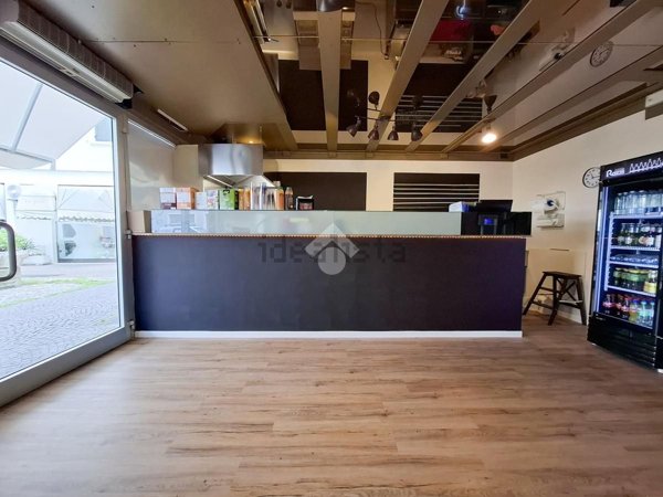 locale commerciale in affitto a Peschiera del Garda