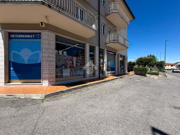 locale commerciale in affitto a Peschiera del Garda