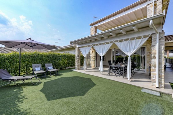 casa indipendente a Peschiera del Garda in zona San Benedetto di Lugana
